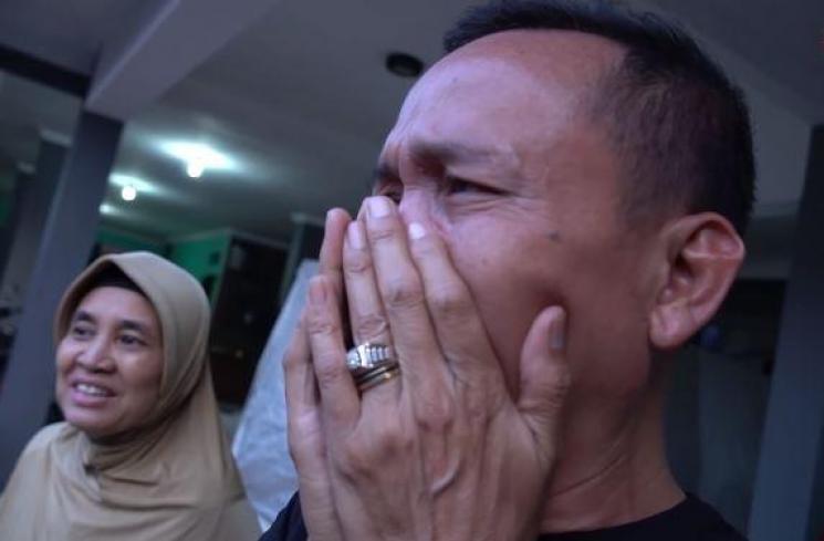 Momen surprise ultah Ayah Rozak. (Youtube/QissYouTV)