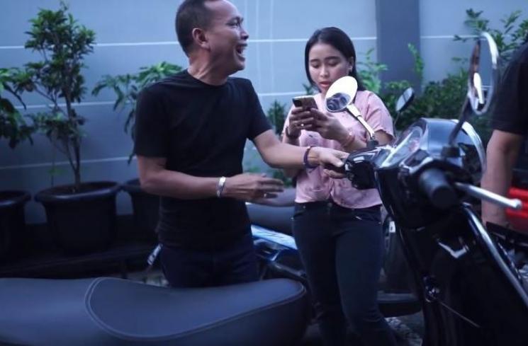 Momen surprise ultah Ayah Rozak. (Youtube/QissYouTV)
