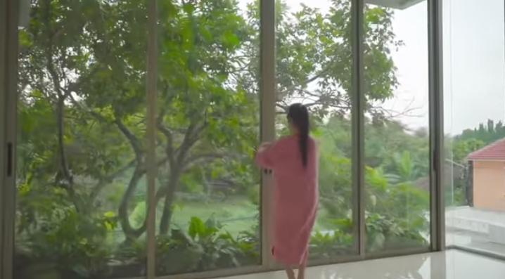 Rumah baru Dewi Perssik. (YouTube/Dewi Perssik)
