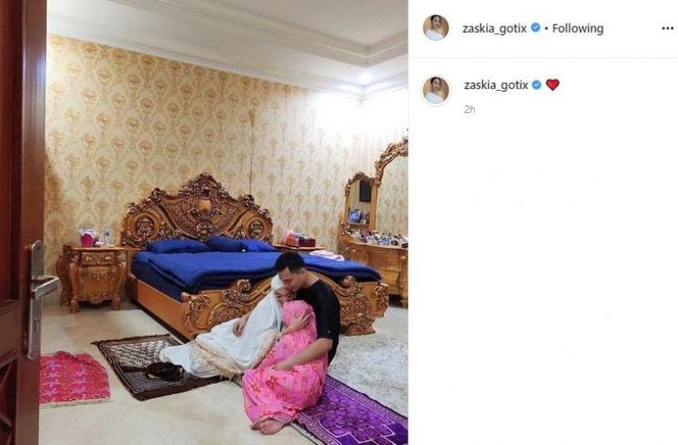 Zaskia Gotik bersama Sirajuddin Mahmud dan putri sambungnya. (Instagram/@zaskia_gotix)