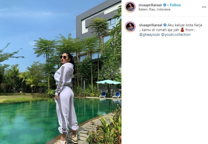 Gaya seksi DJ Siva Aprilia. (Instagram/@sivaapriliareal)