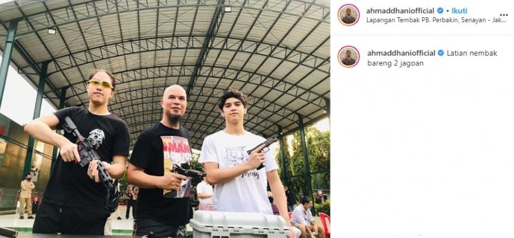 Ahmad Dhani latihan nembak bareng Al dan El (Instagram/@ahmaddhaniofficial)