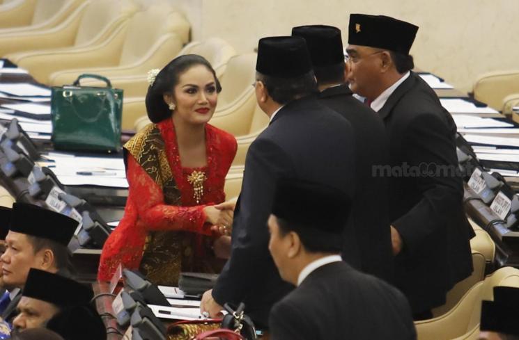 Krisdayanti saat dilantik menjadi anggota DPR. [Suara.com] 