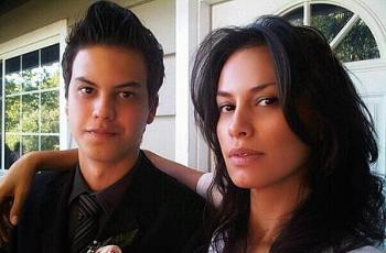 5 Potret Ganteng Santana, Adik Sophia Latjuba yang Curi Perhatian