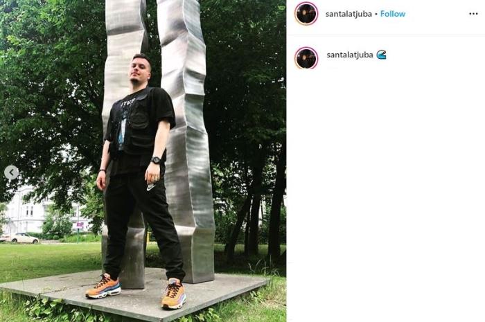 Potret ganteng Santana Latjuba. (Instagram/@santalatjuba)