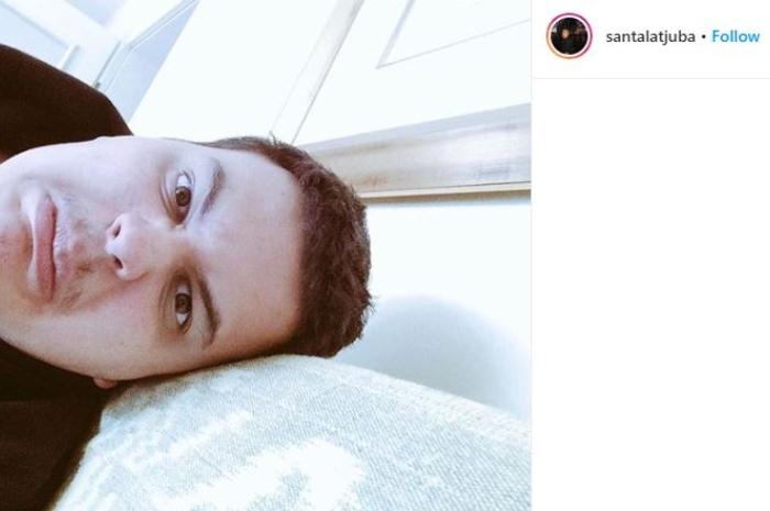 Potret ganteng Santana Latjuba. (Instagram/@santalatjuba)