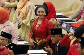 Terniat, Krisdayanti Sampai Pose di Depan Gedung DPR RI untuk Beri Pesan Ini