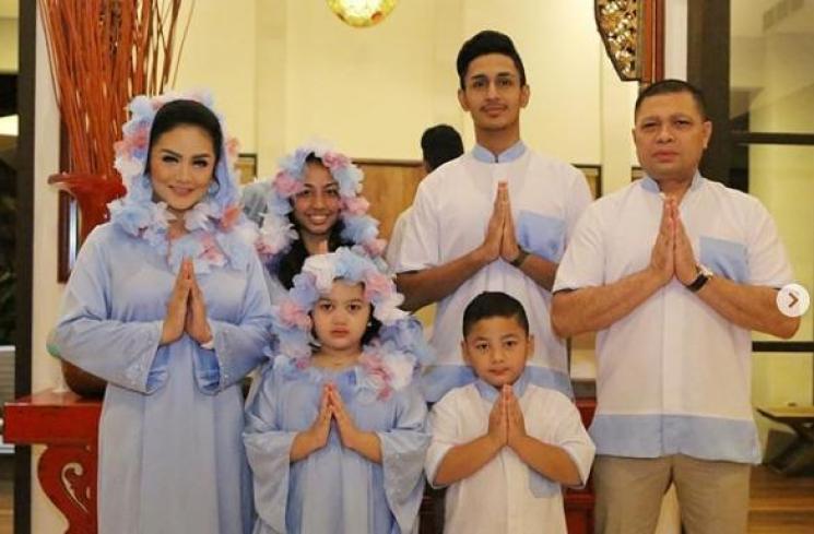 Kedekatan Krisdayanti dan anak tirinya. (Instagram/@krisdayantilemos)