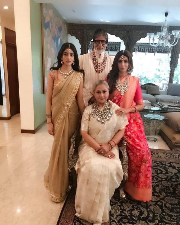 Jaya Bachchan, Amitabh Bachchan bersama anak dan cucu (Instagram/@shwetabachchan)