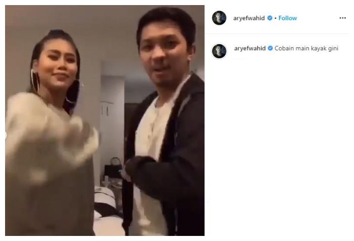 Potret mesra Evi Masamba dan suami. (Instagram/@aryefwahid)