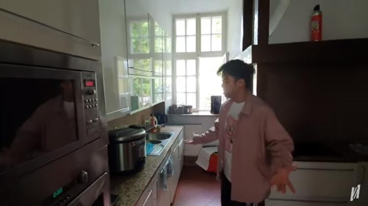Kastil keluarga Vidi Aldiano. (YouTube/Vidi Aldiano)