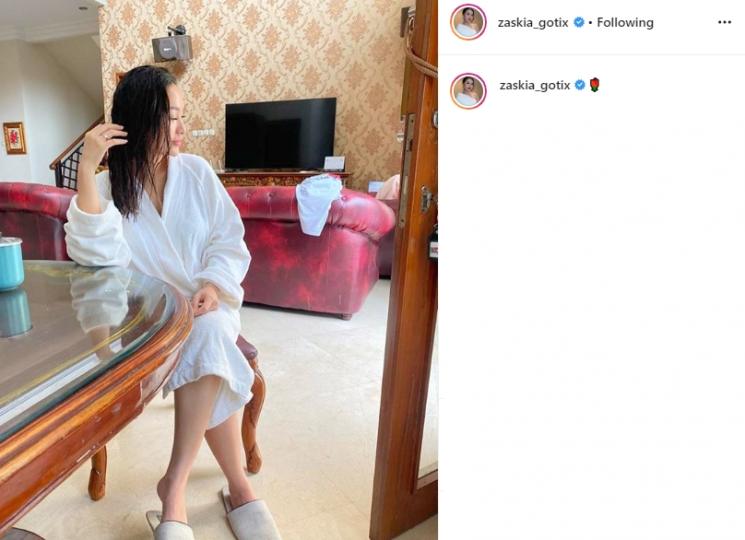 Zaskia Gotik pamer rambut basah. (Instagram/@zaskia_gotix)