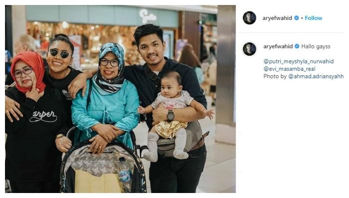 Potret mesra Evi Masamba dan suami. (Instagram/@aryefwahid)