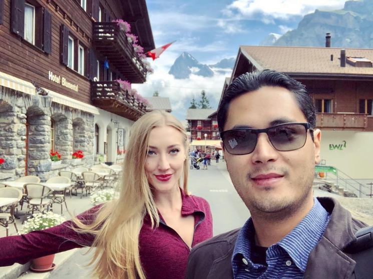 Panji Trihatmojo dan istrinya, Varsha Strauss. (Instagram/@varshaadhikumoro)