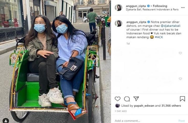 Angun C Sasmi naik becak (Instagram @anggun_cipta)