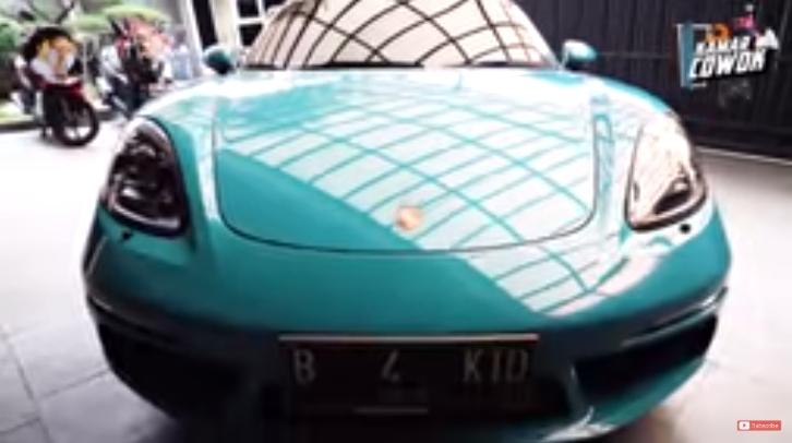 Koleksi mobil mewah Andhika Pratama. (YouTube/Ussy Andhika Official)