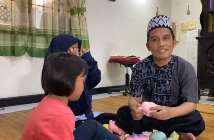 Ustaz Maulana kenang mendiang istri. (YouTube/Ustaz Maulana Channel)