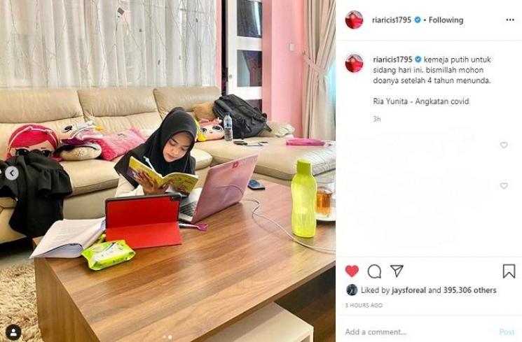 Ria Ricis sidang skripsi (Instagram @riaricis1795)