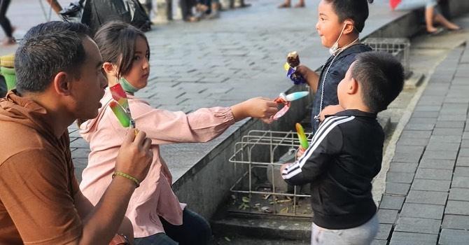 Ardi Bakrie dan anak-anaknya. (Instagram/@ardibakrie)