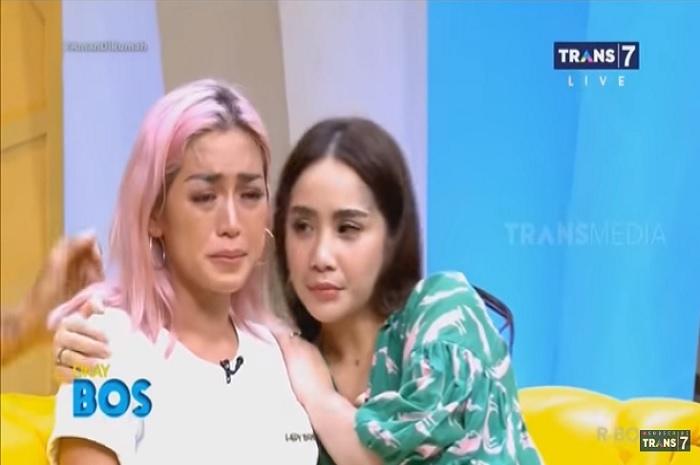 Nagita Slavina memeluk Jessica Iskandar (Tangkapan layar YouTube channel Trans 7 Official)