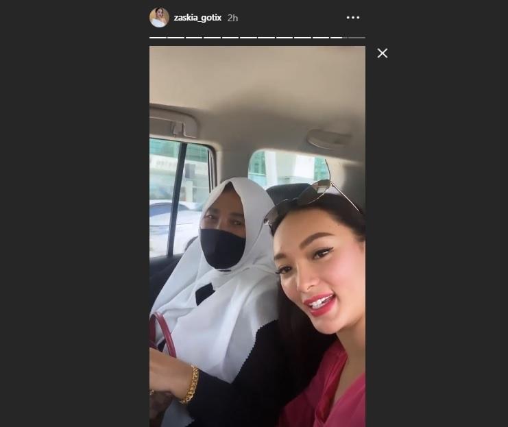 Zaskia Gotik dan mama mertua. (Instagram/@zaskia_gotix)