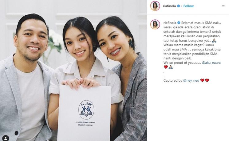 Momen wisuda online anak seleb. (Instagram/@riafinola)
