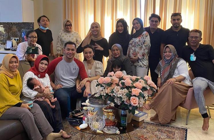 Zaskia Gotik bersama keluarga Sirajuddin Mahmud. (Instagram/@zaskia_gotix)