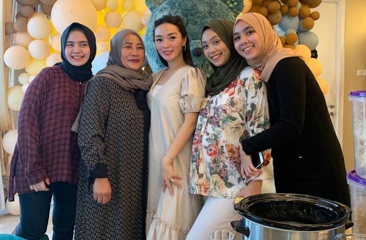 Zaskia Gotik bersama keluarga Sirajuddin Mahmud. (Instagram/@zaskia_gotix)