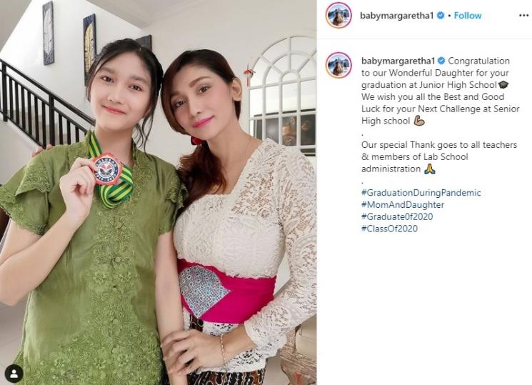 Momen wisuda online anak seleb. (Instagram/@babymargaretha1)