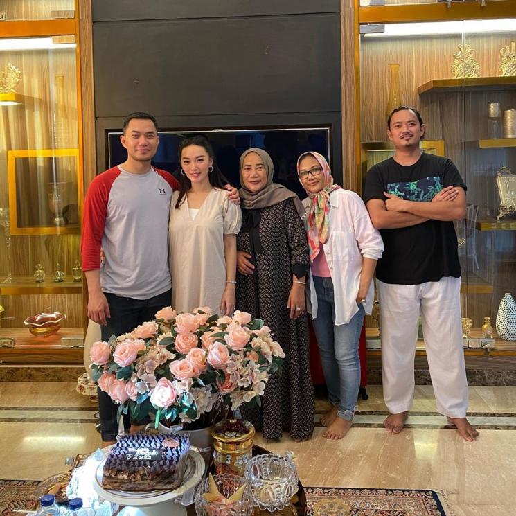 Zaskia Gotik bersama keluarga Sirajuddin Mahmud. (Instagram/@zaskia_gotix)