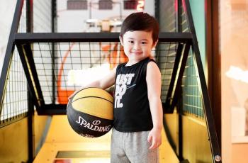 Bak Pemain Profesional, Jagonya Anak Sandra Dewi Masukkan Bola ke Ring Basket