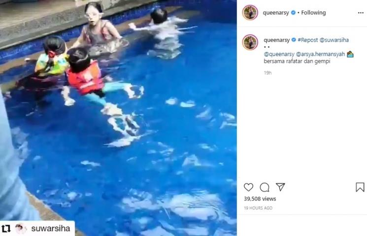 Arsy Hermansyah, Arsya, Gempi dan Rafathar renang bareng. (Instagram/@queenarsy)
