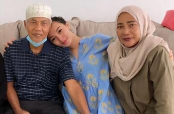 3 Potret Zaskia Gotik Gelendotan Manja dengan Mertua, Disayang Banget!