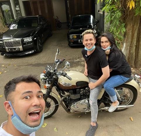 Raffi Ahmad bersama Andhika Pratama dan Ussy Sulistiawaty. [Instagram]