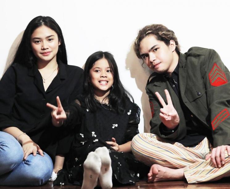 (dari kini ke kanan) Tyarani Nugraha, Safeea Ahmad, Dul Jaelani [Instagram/ahmadhaniofficial]