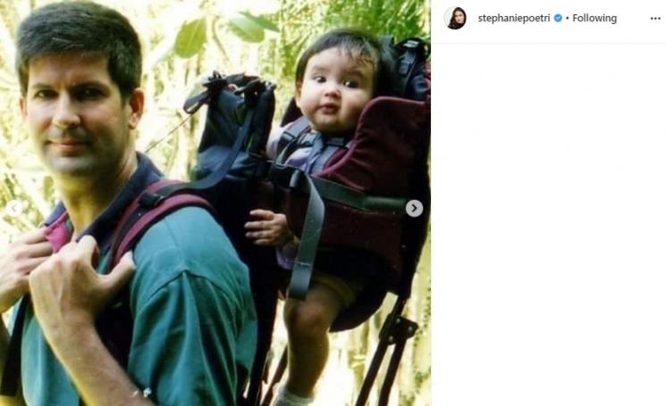 Stephanie Poetri bersama ayahnya, Andrew Hollis Dougharty. (Instagram/@stephaniepoetri)