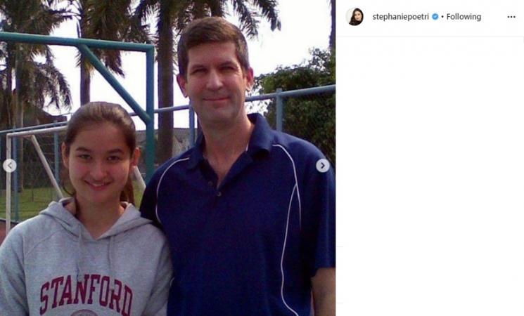 Stephanie Poetri bersama ayahnya, Andrew Hollis Dougharty. (Instagram/@stephaniepoetri)