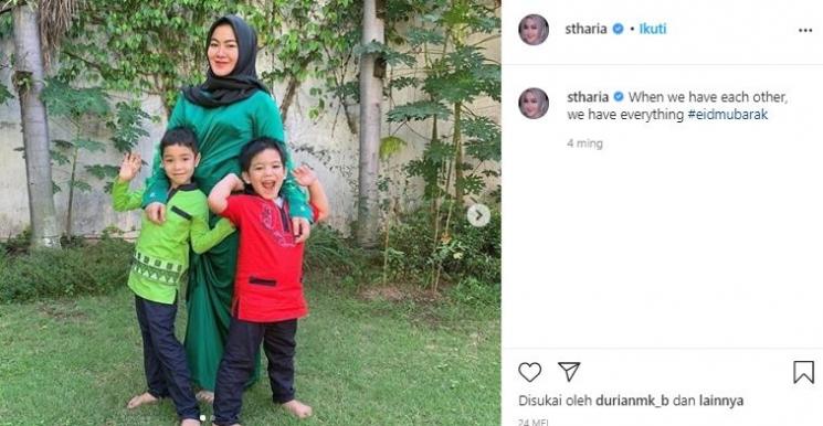 Sherrin Tharia momong anak. (Instagram/@stharia)