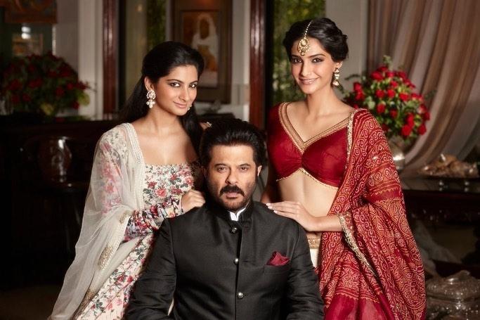 Sonam Kapoor bersama ayah, Anil Kapoor dan adik, Rhea Kapoor (Instagram/@sonamkapoor)