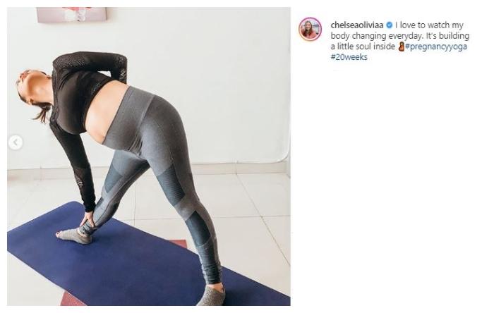 Chelsea Olivia yoga. (Instagram/@chelseaoliviaa)