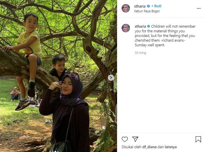 Sherrin Tharia momong anak. (Instagram/@stharia)