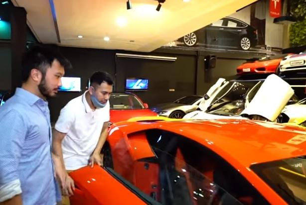 Raffi Ahmad saat menjajal Lamborghini Huracan Evo. [Capture YouTube]