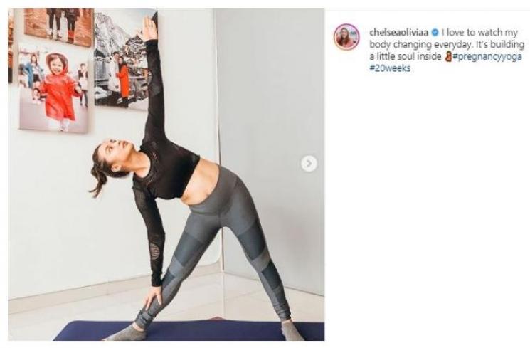 Chelsea Olivia yoga. (Instagram/@chelseaoliviaa)