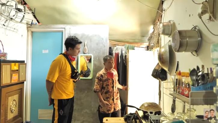 Rumah Pak Slamet sebelum direnovasi. (YouTube/Baim Paula)