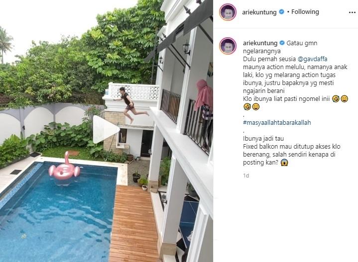 Anak Arie Untung loncat dari balkon lantai 2. (Instagram/@ariekuntung)