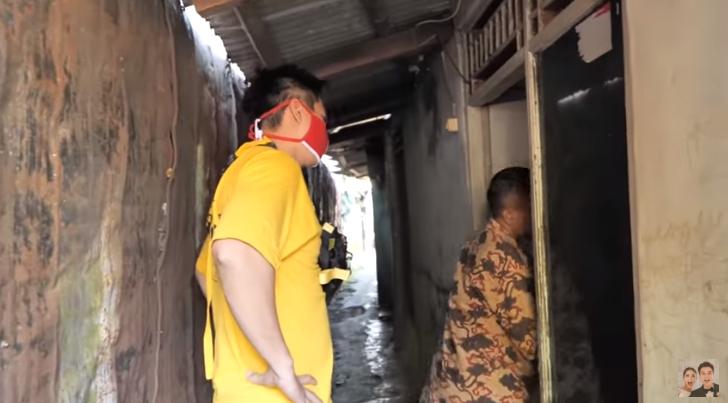 Rumah Pak Slamet sebelum direnovasi. (YouTube/Baim Paula)