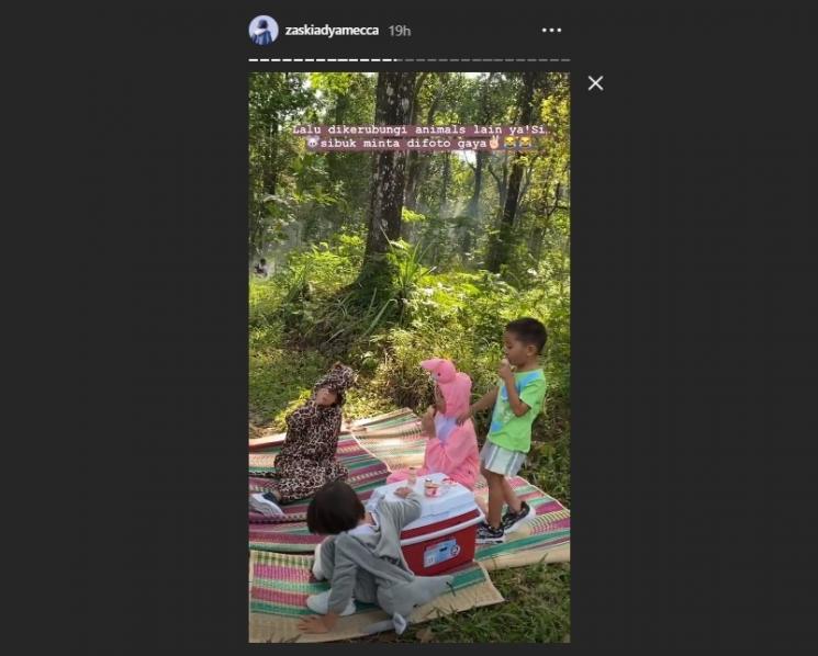 Hanung Bramantyo syuting di hutan bareng 4 anaknya. (Instagram/@zaskiadyamecca)