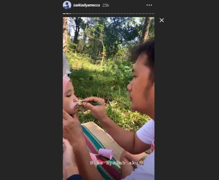 Hanung Bramantyo syuting di hutan bareng 4 anaknya. (Instagram/@zaskiadyamecca)
