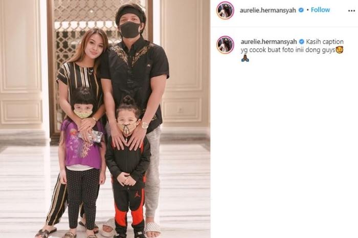 Atta Halilintar bareng Aurel, Arsy dan Arsya. (Instagram/@aureliehermansyah)