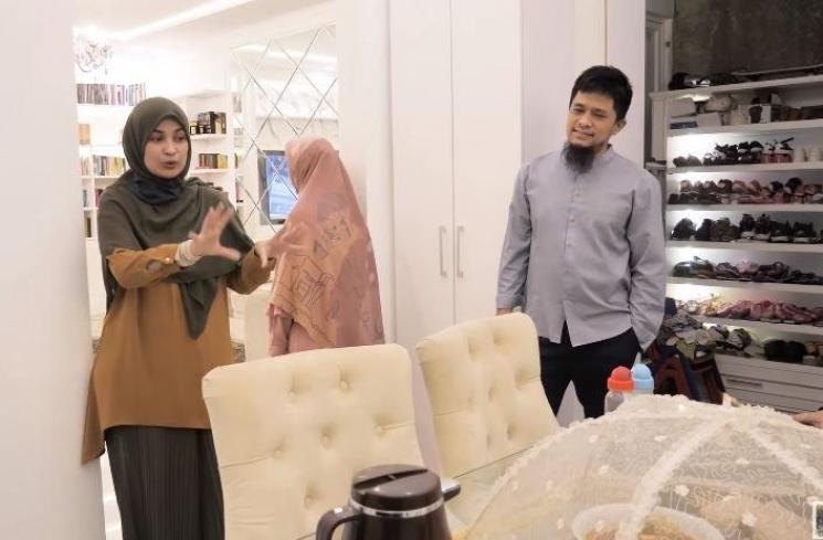 Rumah mewah Oki Setiana Dewi. (Youtube/TheSungkarsFamily)